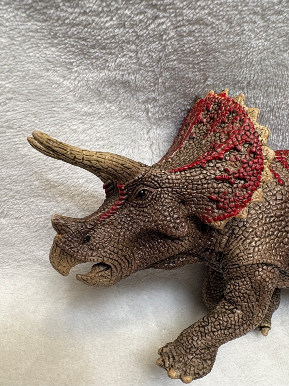 Schleich Dinosaurs Realistic Triceratops Dinosaur Figure Highly Detailed D-73527